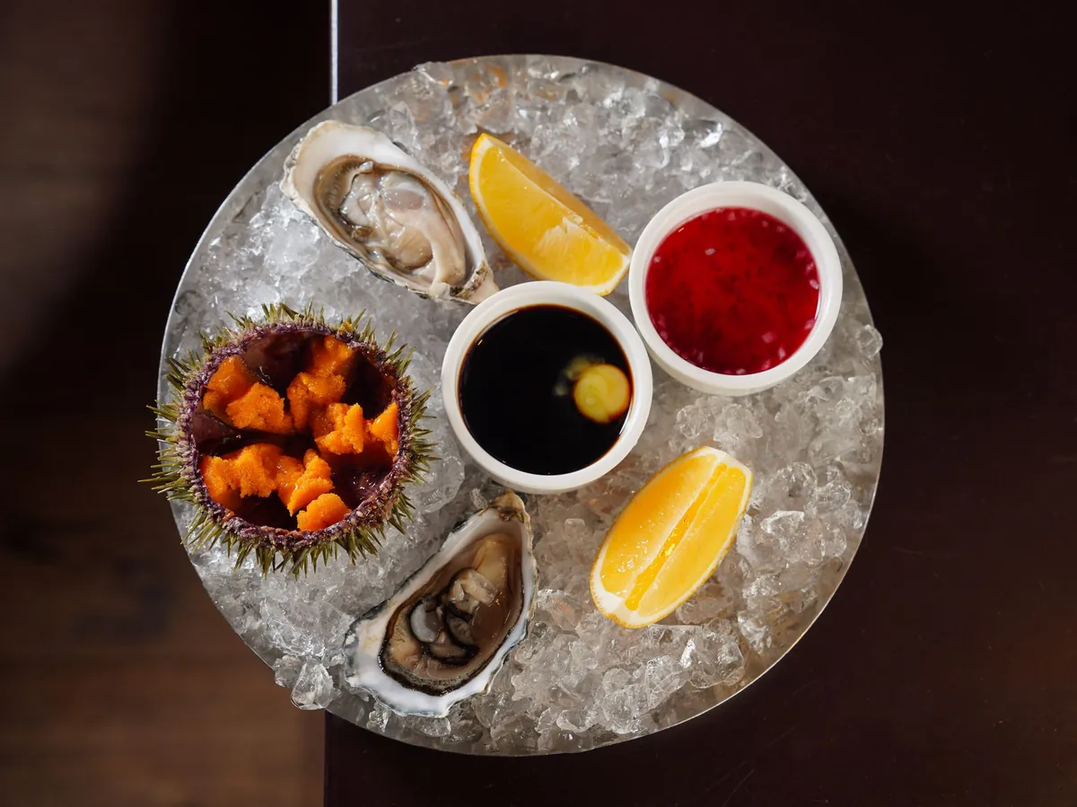 Un blanc médaillé sur un plateau de fruits de mer
