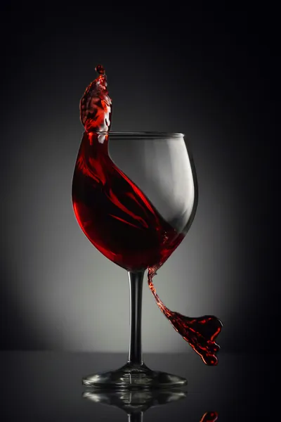 Pourquoi on fait tourner son verre de vin (ce n'est pas du chiqué)