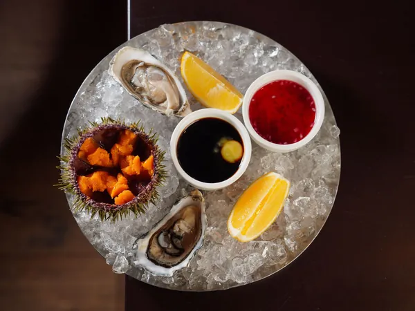 Un blanc médaillé sur un plateau de fruits de mer