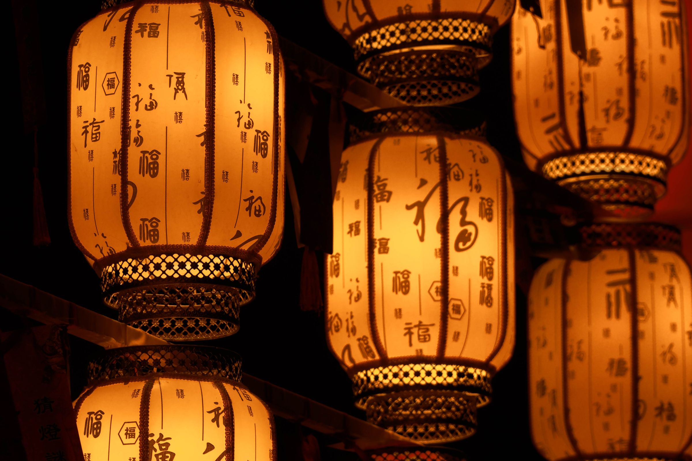 Lanternes chinoises allumées dans des tons dorés