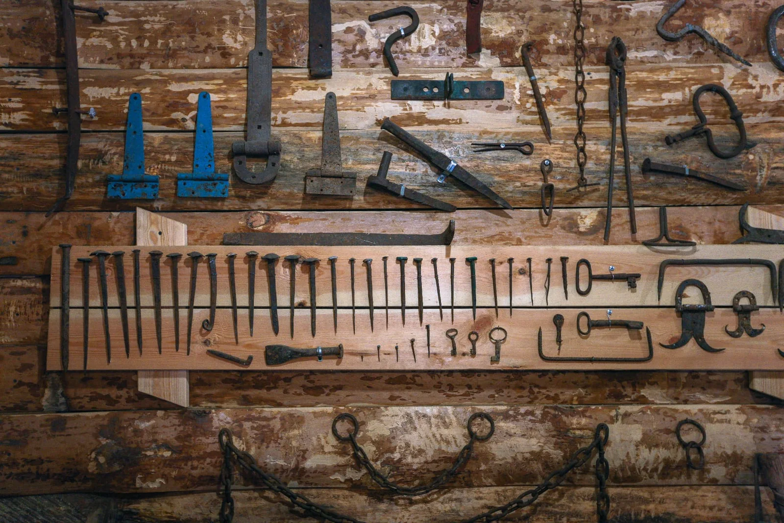 Collection d'outils anciens sur un mur en bois