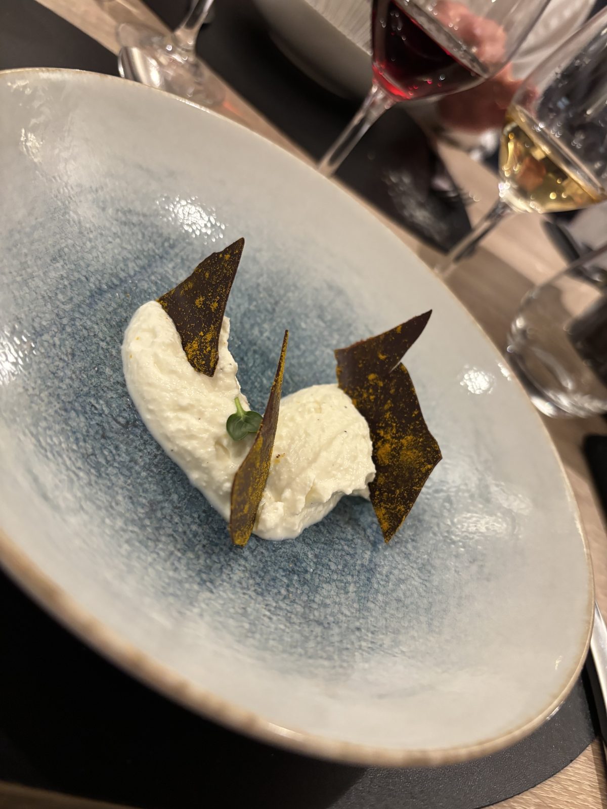 Mousse de brocciu et tuiles de chocolat au curry