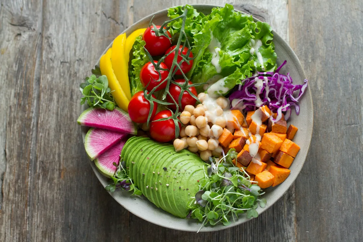 Salade & vinaigrette : pourquoi le vin trinque (et la solution)