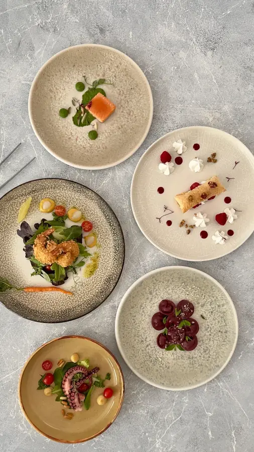 Assortiment de plats dressés sur une table